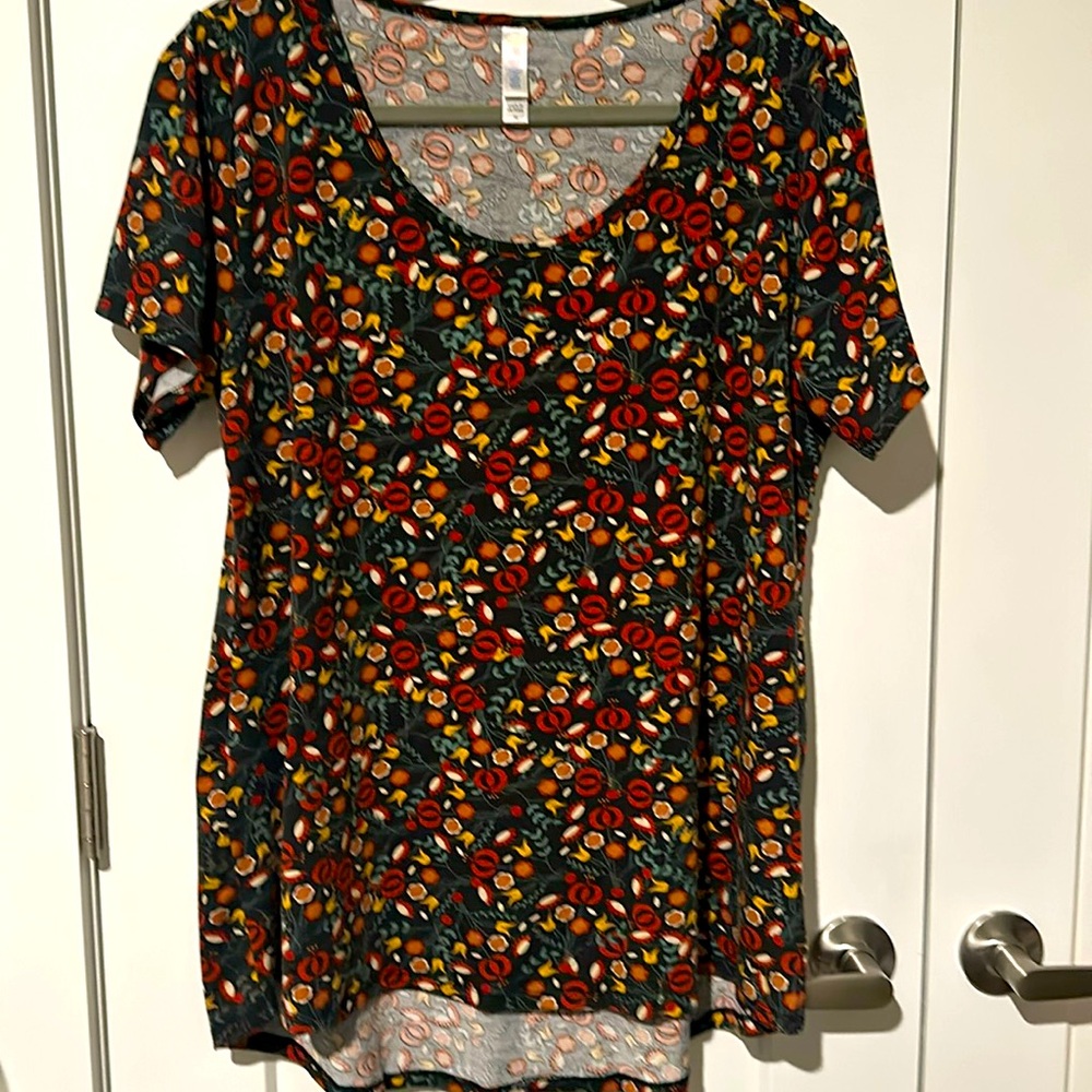 Women’s Fall printed top/tee Slight high-low hem Sz XL